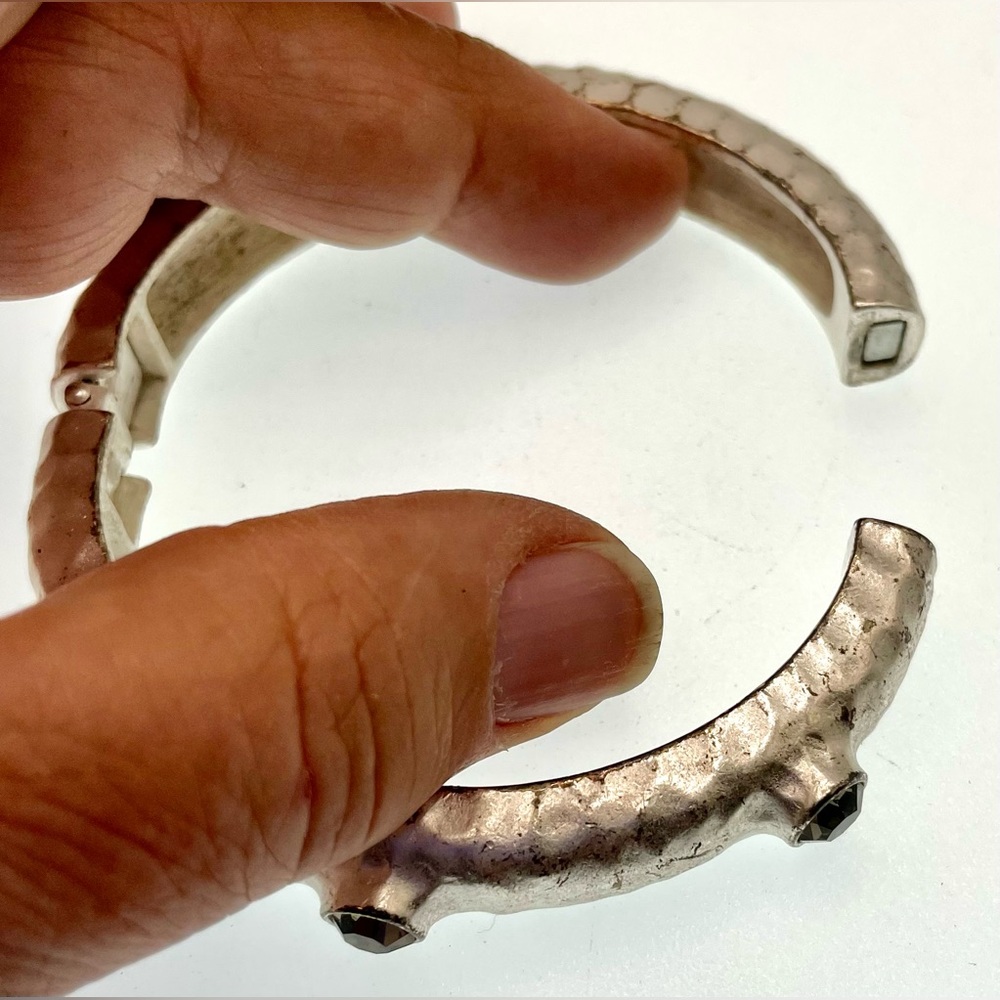 VTG Matte Silver Tone Hammered Design Hinged Bracelet Faceted Amethyst Crystals - Picture 4 of 9